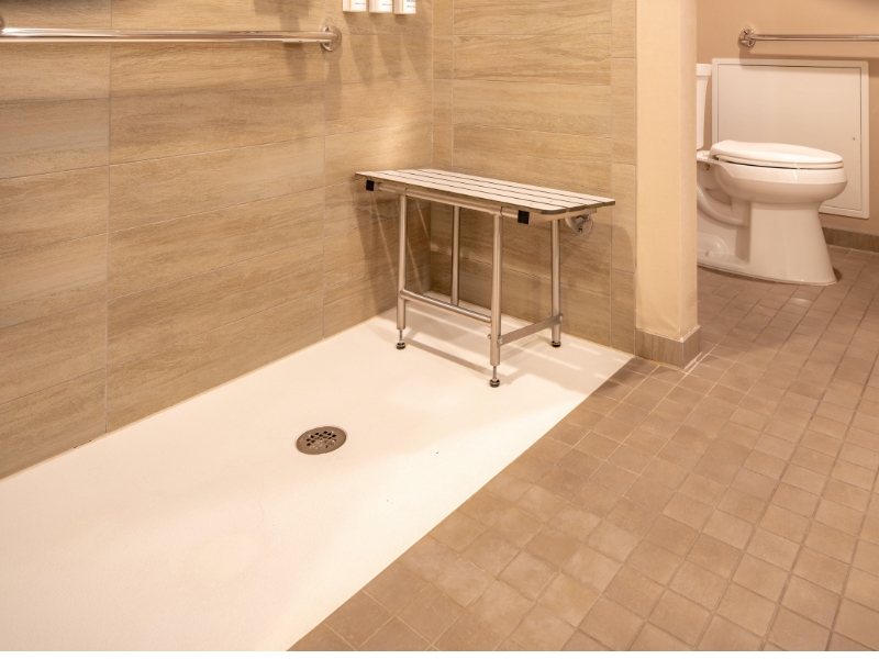 Salle de bain avec adaptation pour les personnes à mobilité réduite