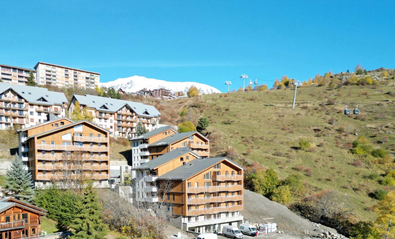 Vue panoramique de la résidence, au pied des pistes de ski.