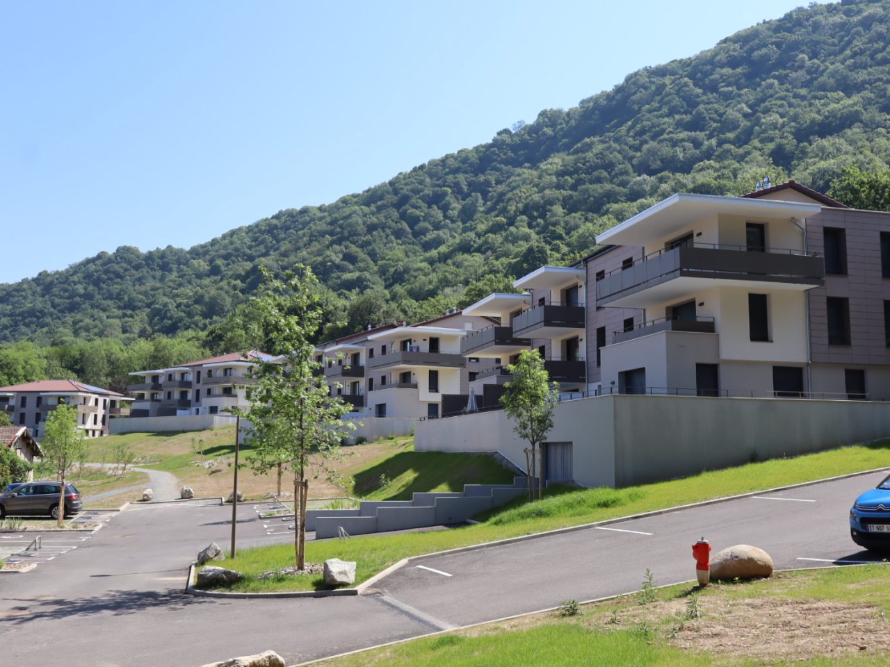 Plusieurs immeuble avec la montagne en arrière plan.