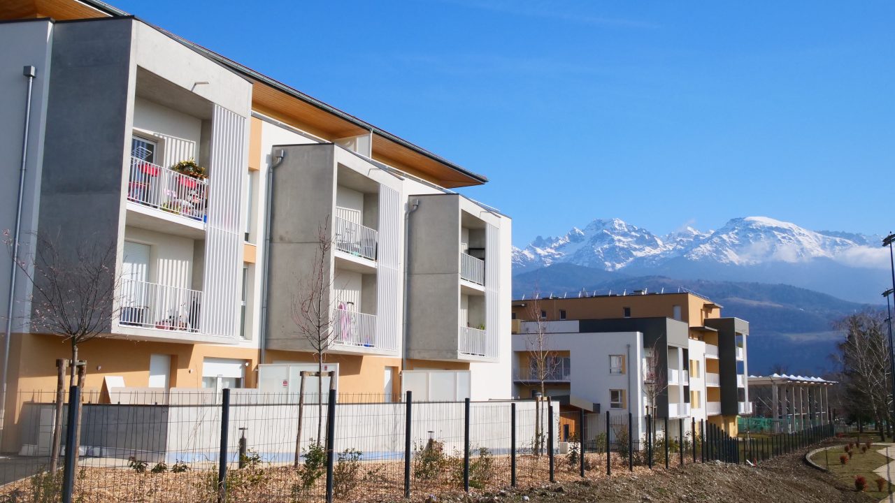 Vue d'une résidence au premier plan avec la chaîne de Belledonne à l'arrière plan