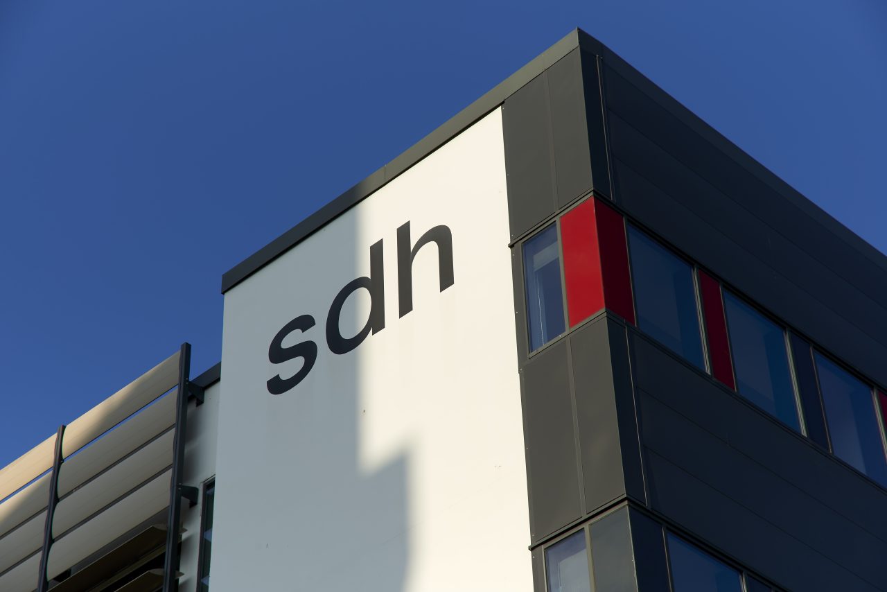 Photo montrant le siège de la SDH avec le logo sur la façade