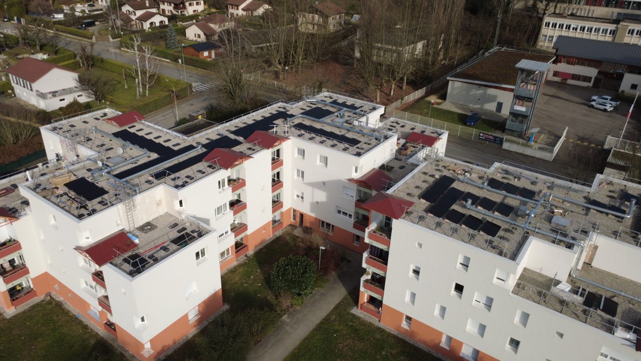 Vue aérienne de la résidence les roseaux montrant les panneaux solaires sur la toiture.