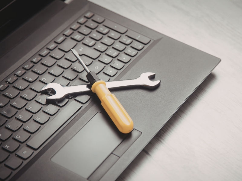 Clavier d'orginateur avec des outils posés dessus.